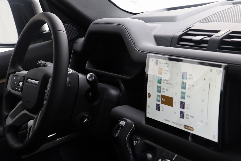 New 2024 Land Rover Defender 110 SE image 21