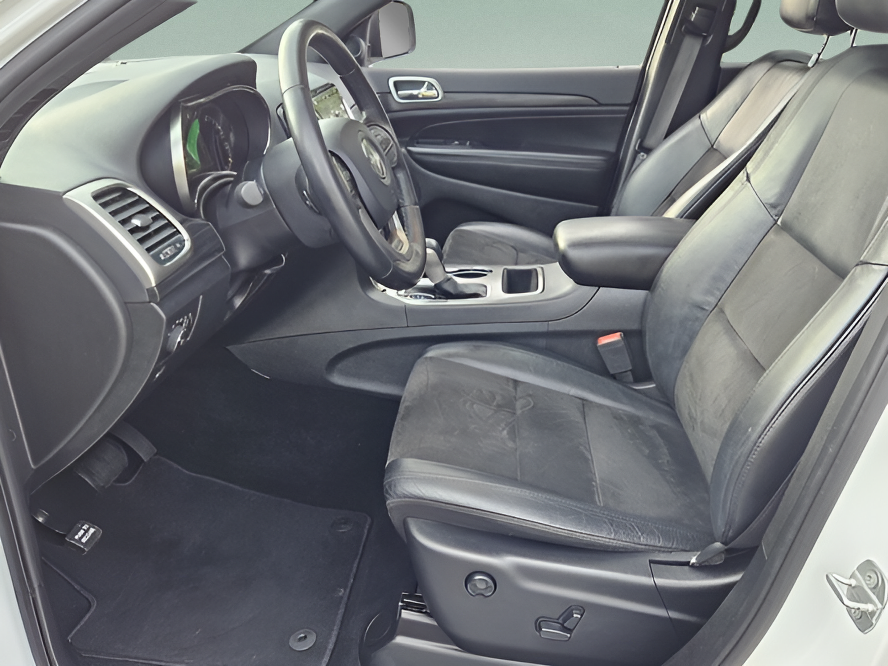 Used 2020 Jeep Grand Cherokee Altitude RWD image 12