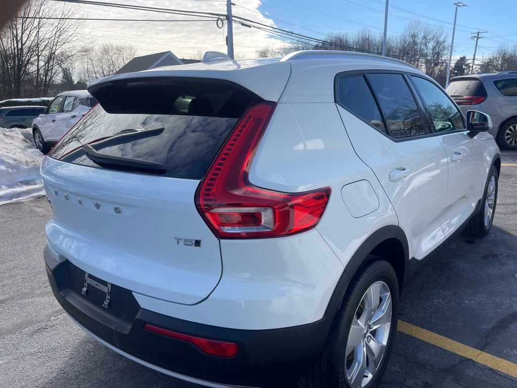 Used 2020 Volvo XC40 T5 Momentum image 5