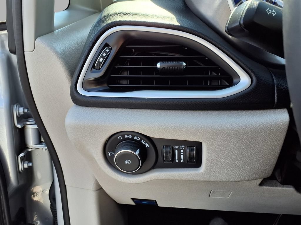 Used 2024 Chrysler Pacifica Touring-L FWD image 18