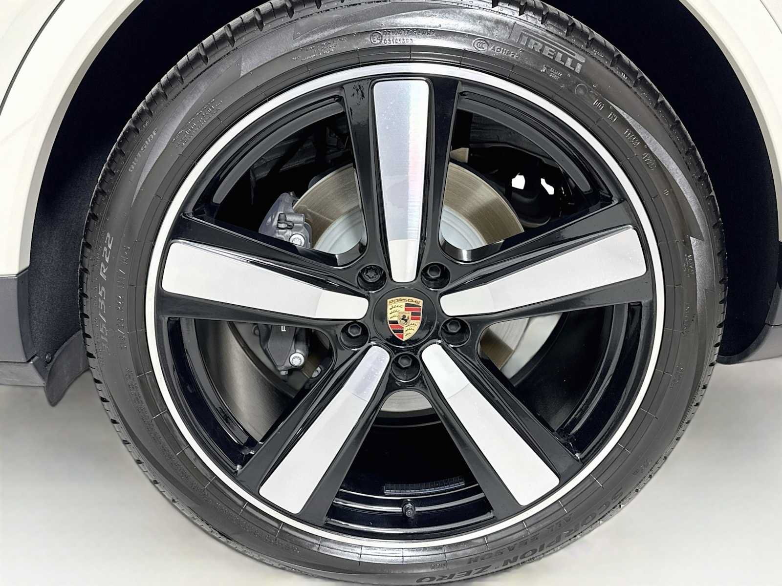 Certified 2025 Porsche Cayenne AWD/4WD image 32