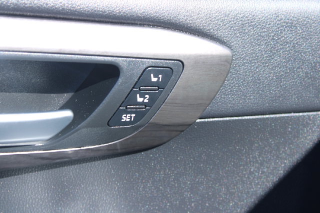 Used 2023 Toyota Highlander Limited FWD image 12