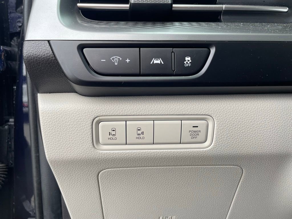 Used 2024 Kia Carnival LX image 13