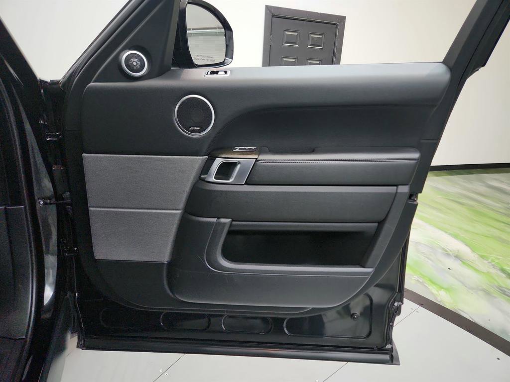 Used 2020 Land Rover Range Rover Sport SE image 25