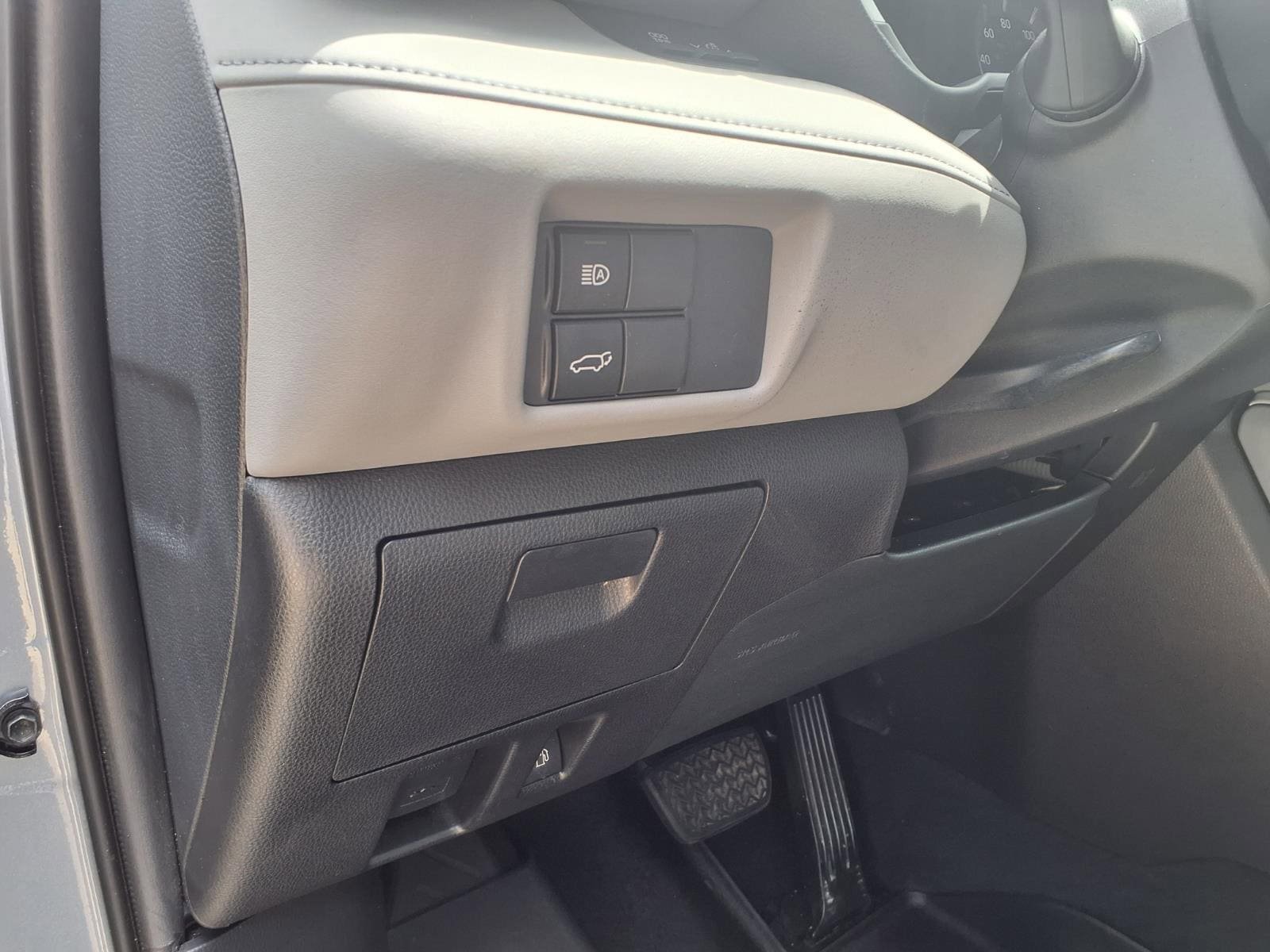 Used 2020 Toyota Highlander XLE FWD image 13