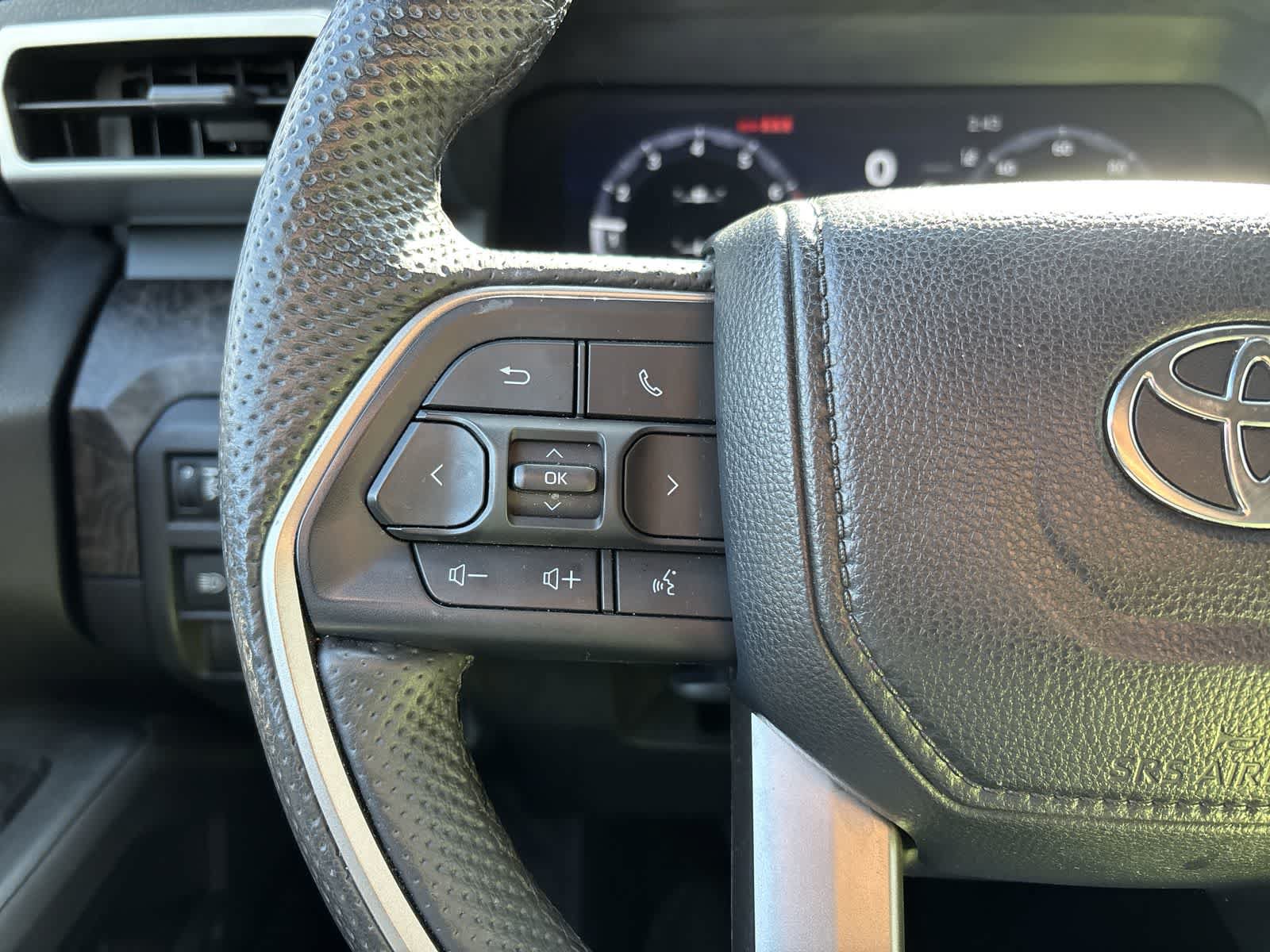 Used 2024 Toyota Tacoma Limited w/ Limited Package (LT) AWD/4WD image 10