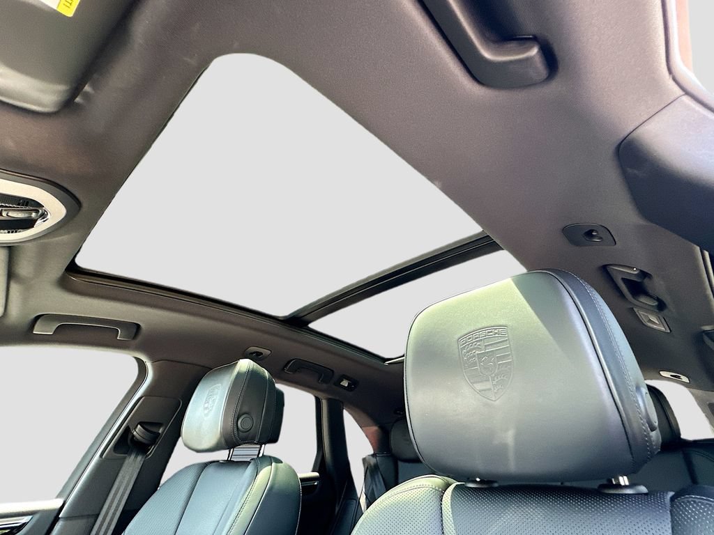 Certified 2022 Porsche Macan S AWD/4WD image 14