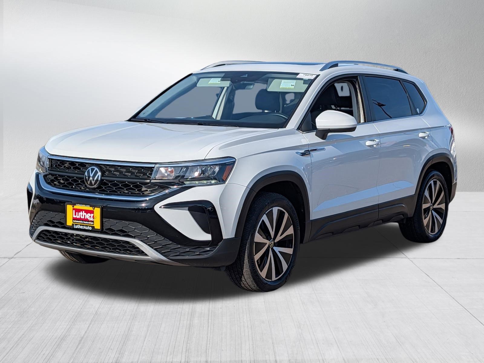 Used 2023 Volkswagen Taos SE w/ Panoramic Sunroof Package image 3