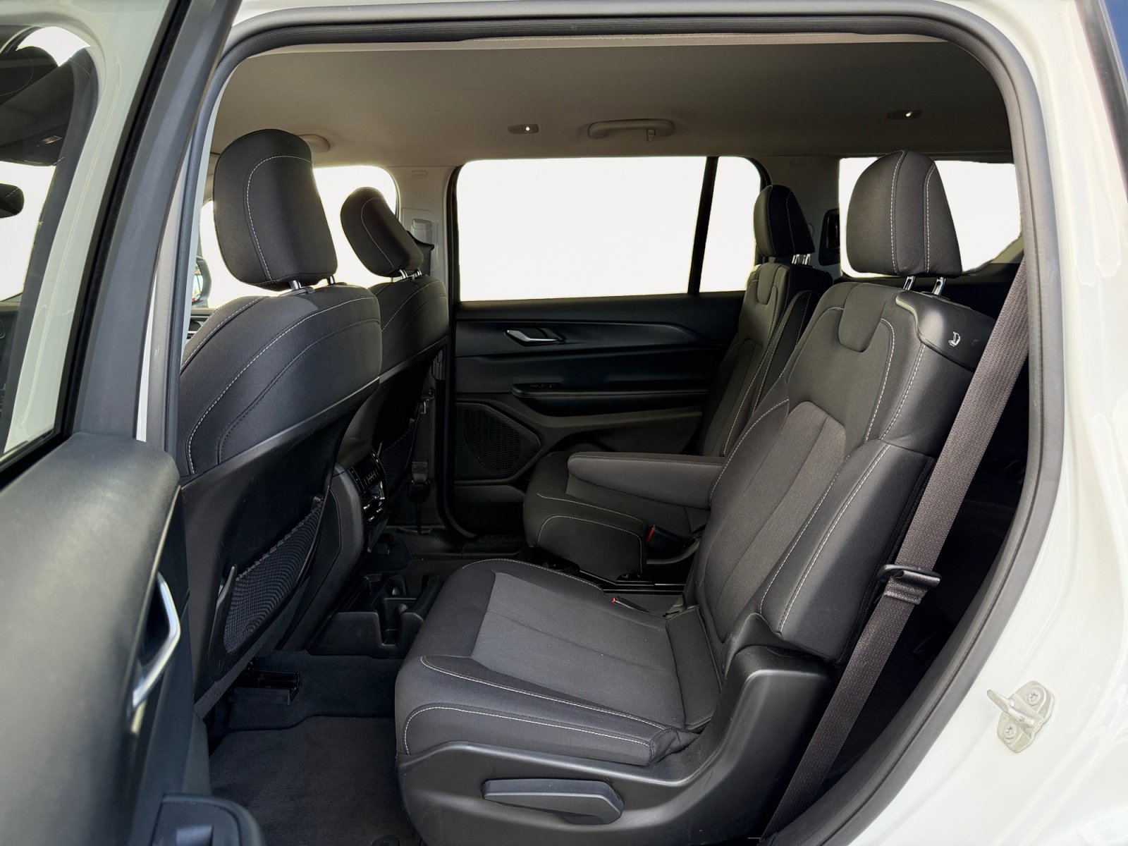 Used 2023 Jeep Grand Cherokee L Laredo image 23