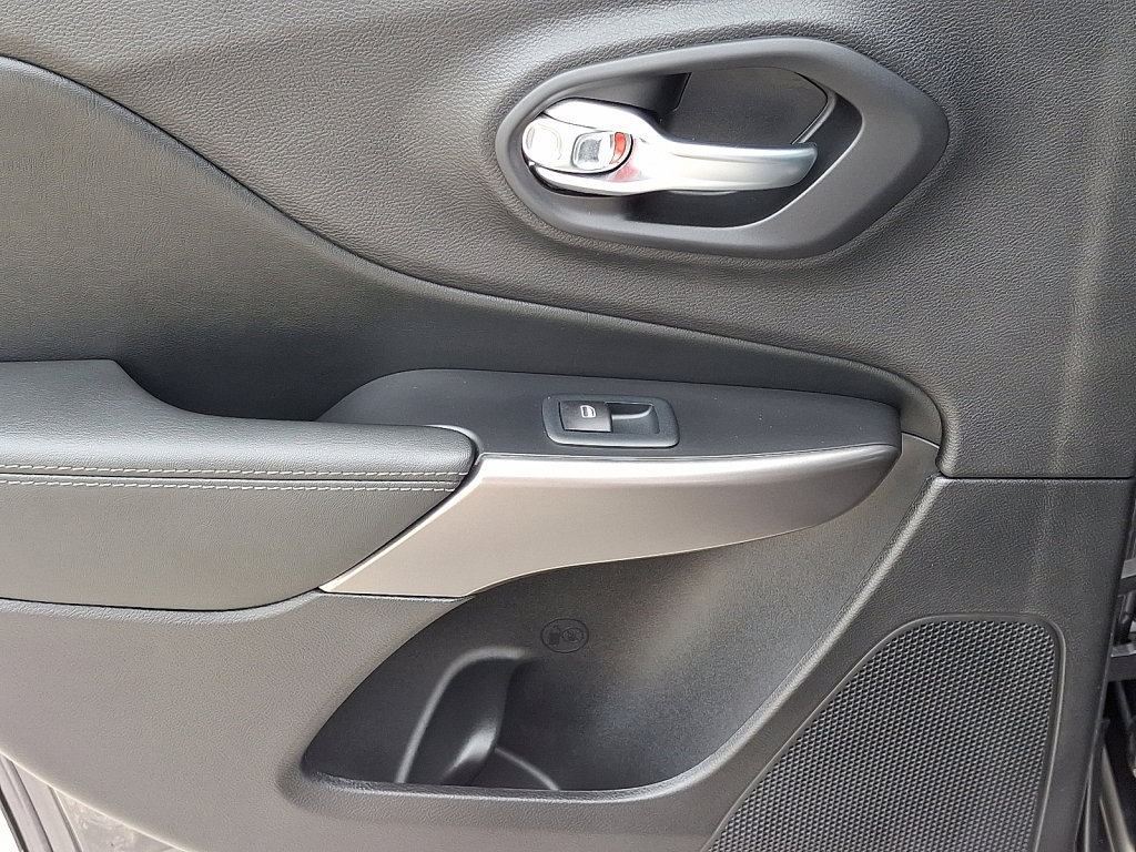 Used 2020 Jeep Cherokee Limited image 19