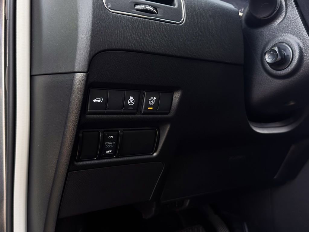 Used 2023 Nissan Armada SL w/ Captain's Chairs Package image 18