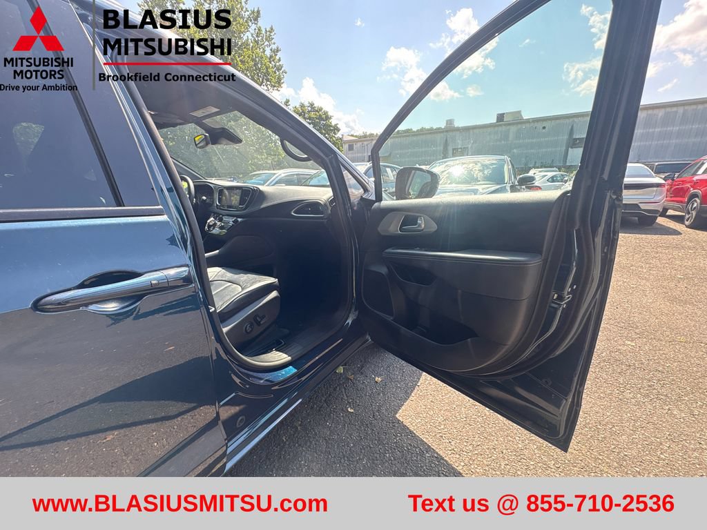 Used 2023 Chrysler Pacifica Limited w/ S Appearance Package FWD image 27