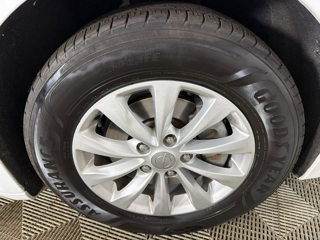 Used 2019 Chrysler Pacifica Touring-L FWD image 12