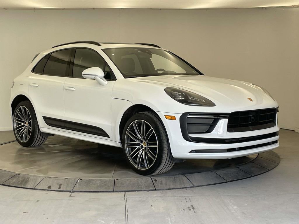 Certified 2025 Porsche Macan image 9