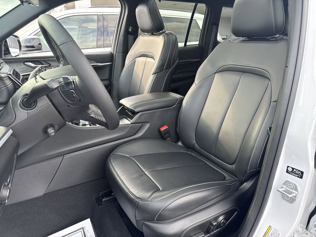 New 2025 Jeep Grand Cherokee Limited w/ Luxury Tech Group II image 11