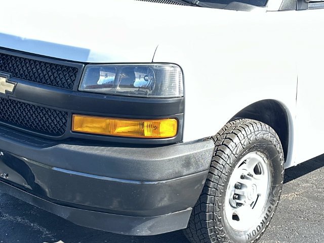 Used 2018 Chevrolet Express 2500 w/ Driver Convenience Package RWD image 7