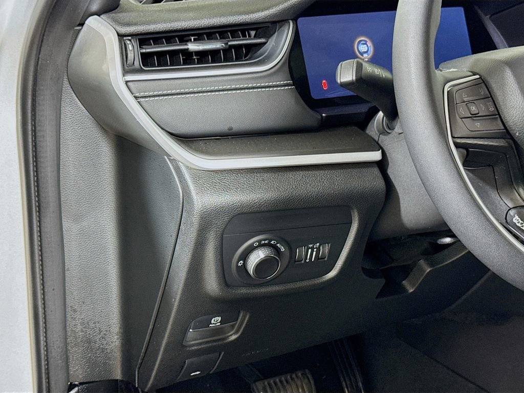 Used 2023 Jeep Grand Cherokee Altitude image 8