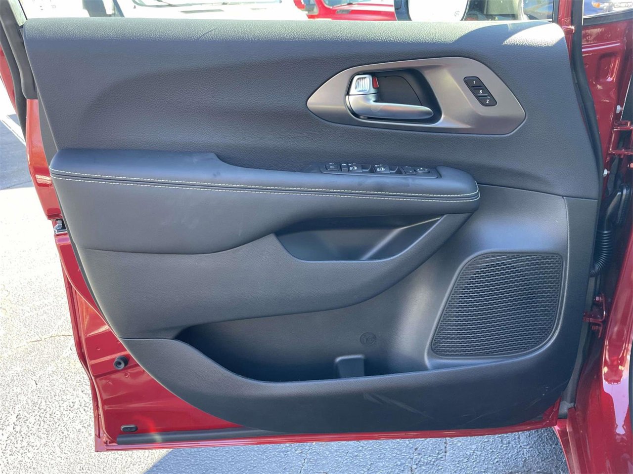 New 2026 Chrysler Pacifica Select image 26