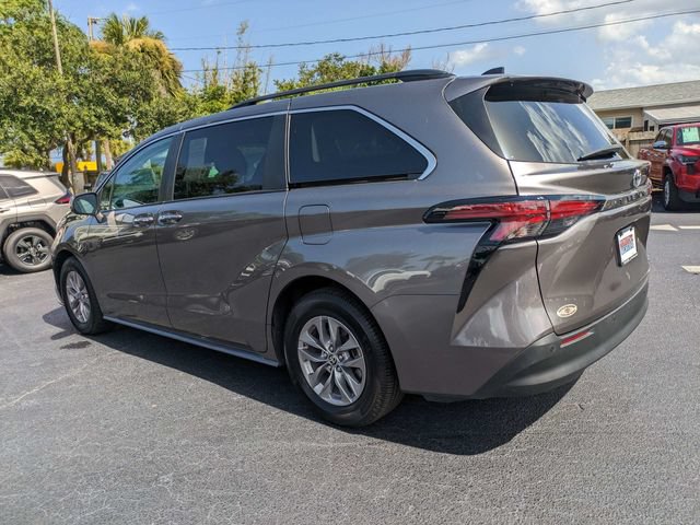 Used 2022 Toyota Sienna XLE FWD image 5