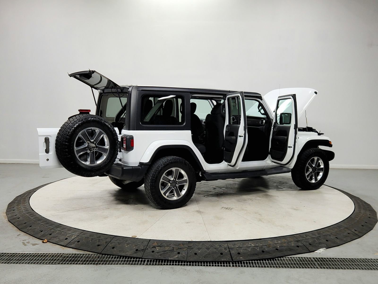 Used 2018 Jeep Wrangler Unlimited Sahara image 14