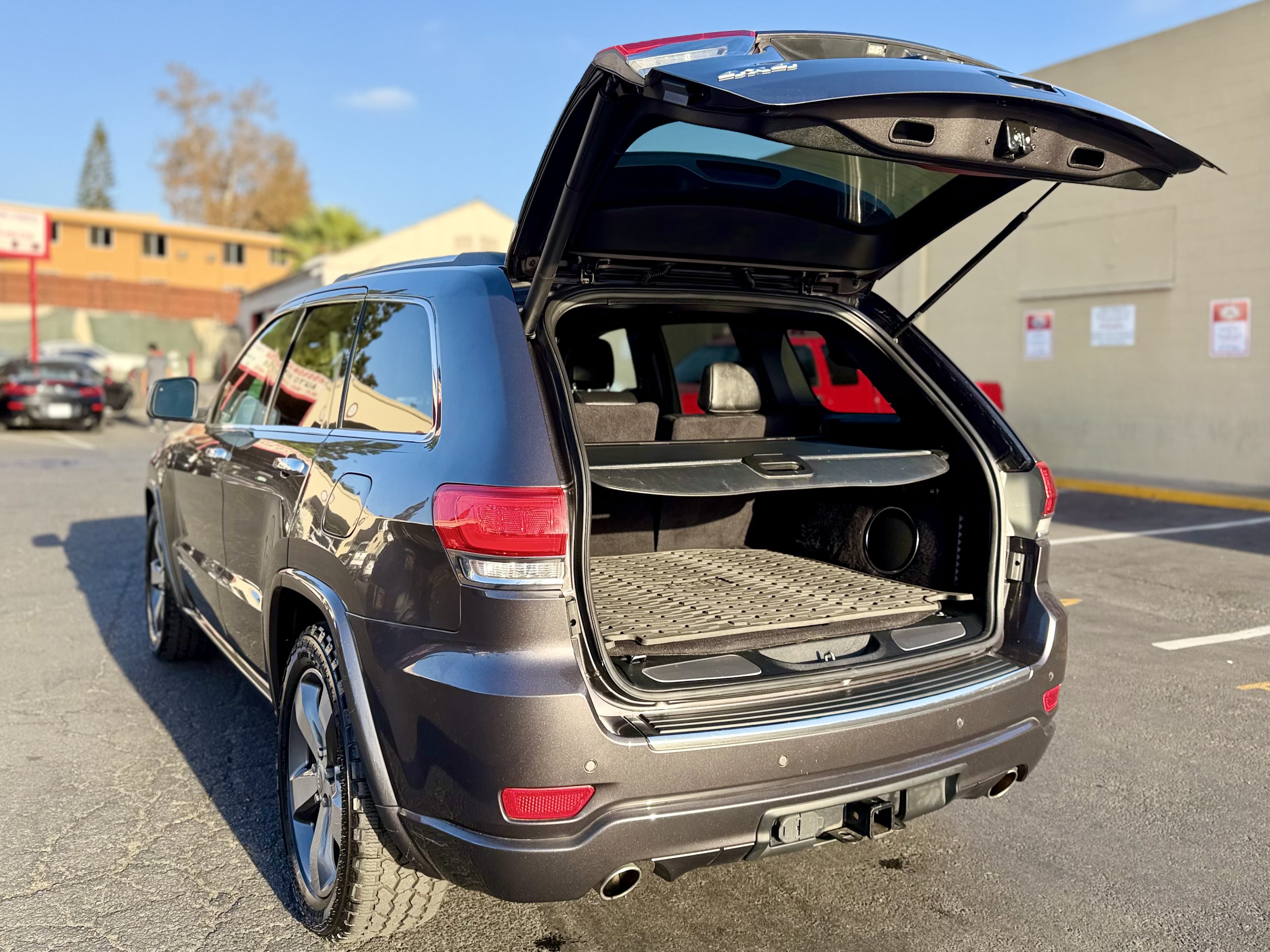 Used 2015 Jeep Grand Cherokee Overland w/ Advanced Technology Group AWD/4WD image 18