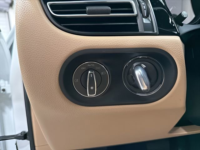 Used 2025 Porsche Macan AWD/4WD image 16