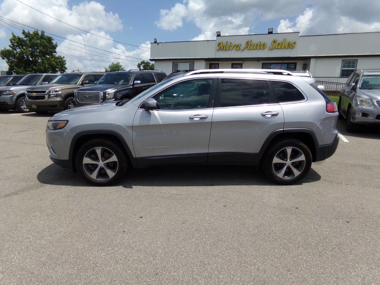 Used 2019 Jeep Cherokee Limited image 2