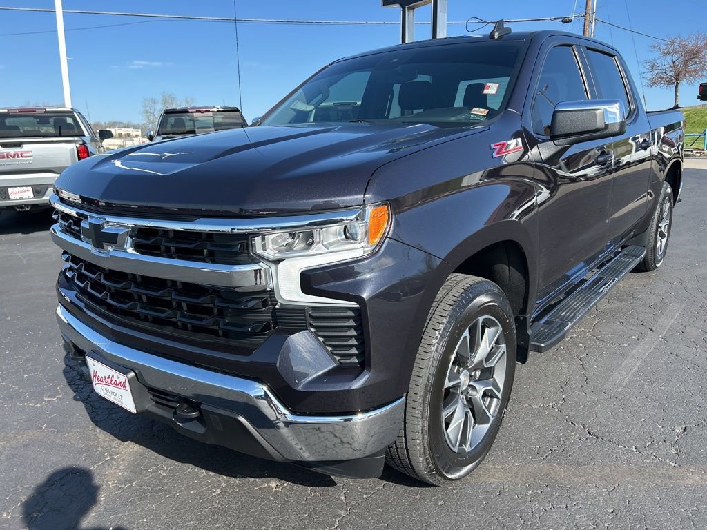 Used 2022 Chevrolet Silverado 1500 LT w/ Z71 Off-Road Package AWD/4WD image 9