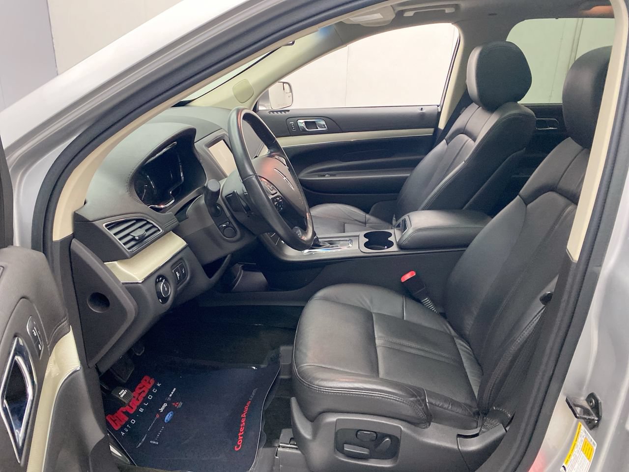 Used 2015 Lincoln MKT AWD image 14