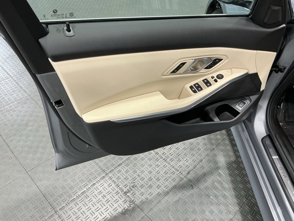 Used 2025 BMW 330i Sedan w/ Convenience Package image 31