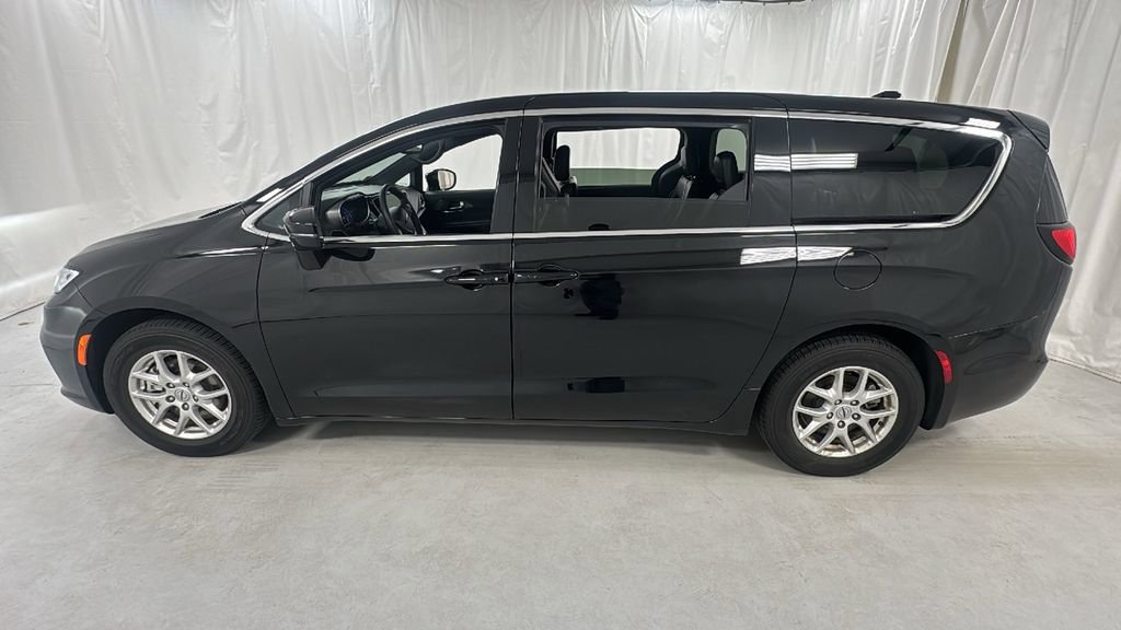Used 2025 Chrysler Pacifica Select image 6