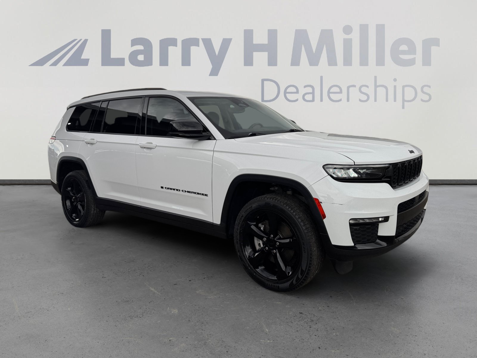 Used 2023 Jeep Grand Cherokee L Limited w/ Black Appearance Package AWD/4WD image 7