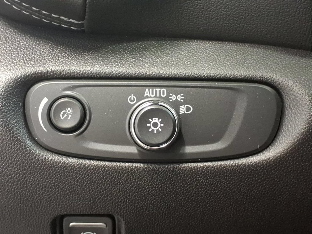 Used 2025 Chevrolet Blazer LT AWD/4WD image 19