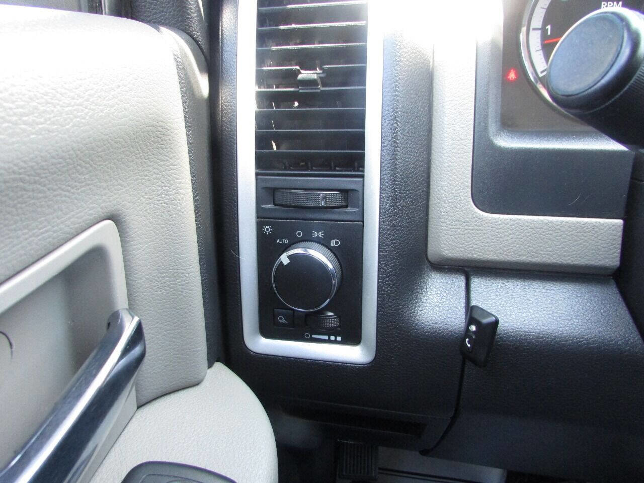 Used 2011 RAM 1500 Classic SLT image 35