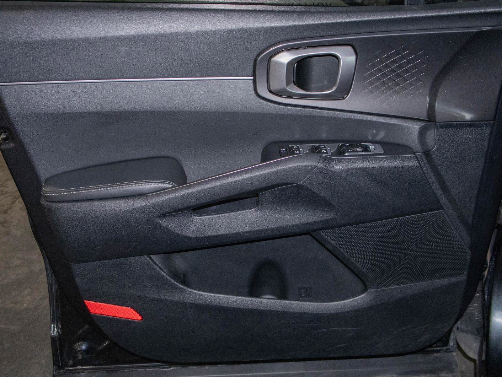 Used 2025 Kia Sorento LX image 10