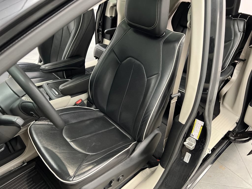 Used 2024 Chrysler Pacifica Limited FWD image 11