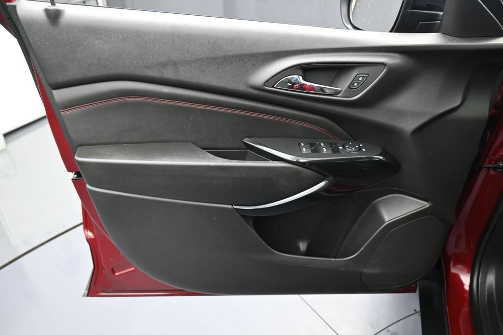Used 2024 Chevrolet Trax RS w/ Sunroof Package FWD image 12
