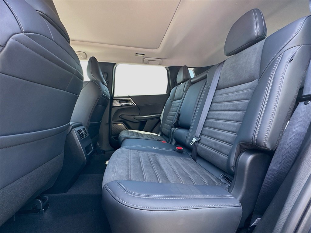 New 2025 Mitsubishi Outlander SE image 26