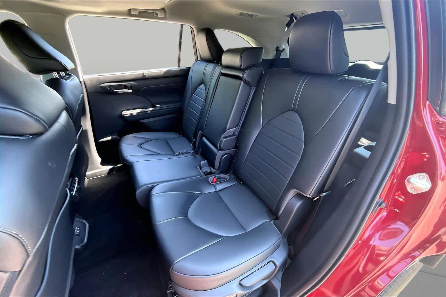Used 2022 Toyota Highlander XLE AWD/4WD image 19
