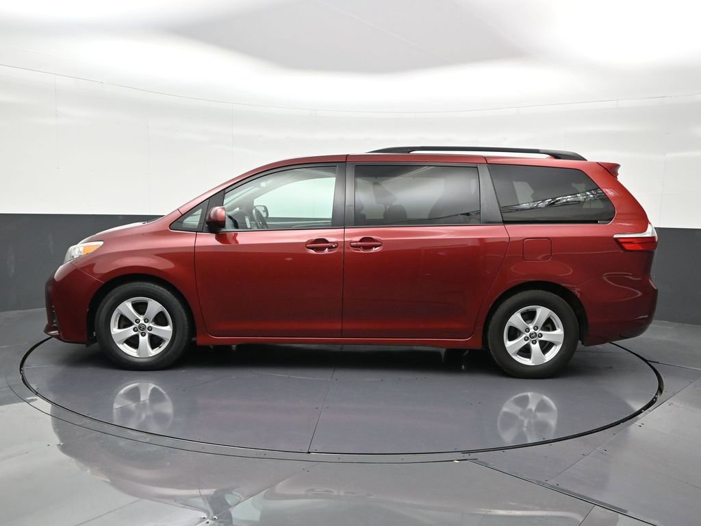 Used 2020 Toyota Sienna LE image 2
