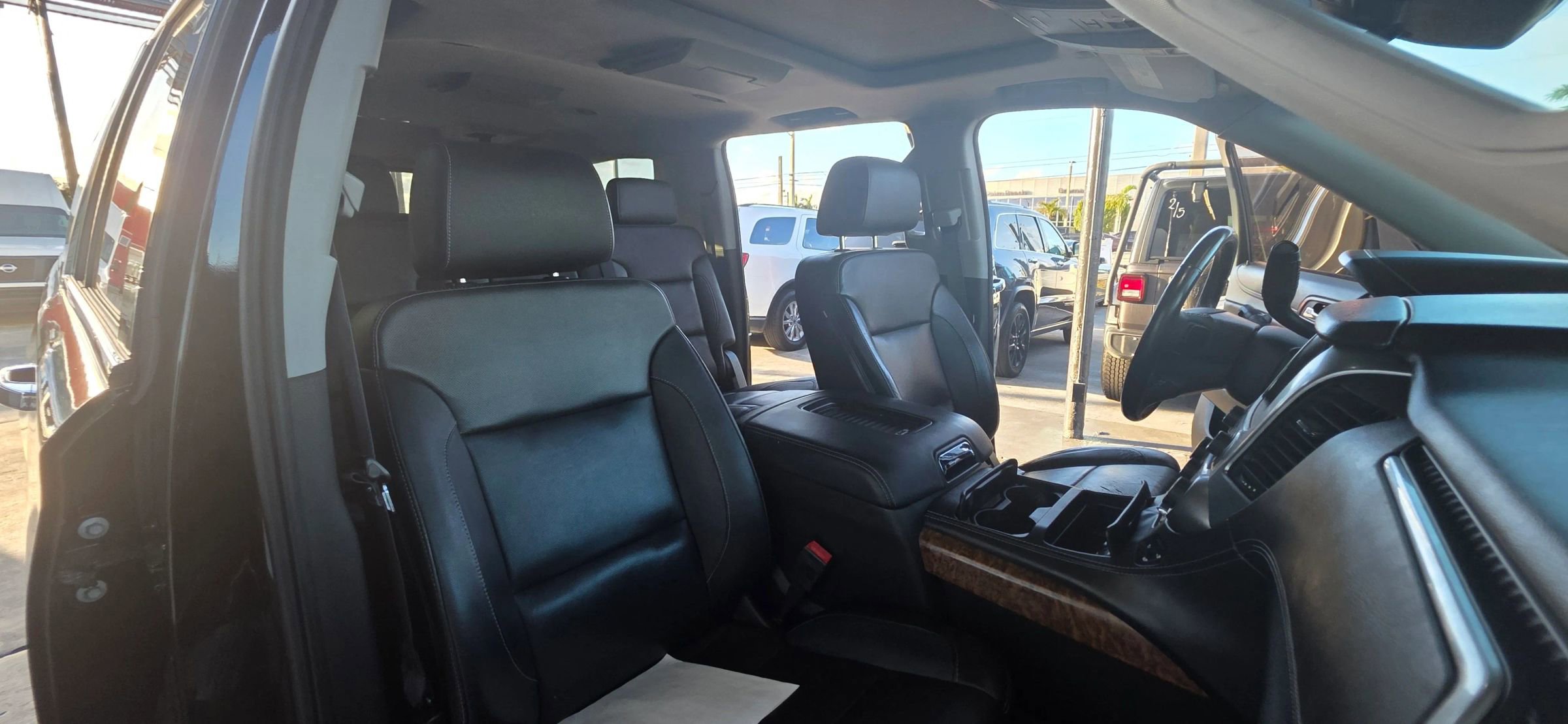 Used 2018 Chevrolet Suburban Premier AWD/4WD image 17
