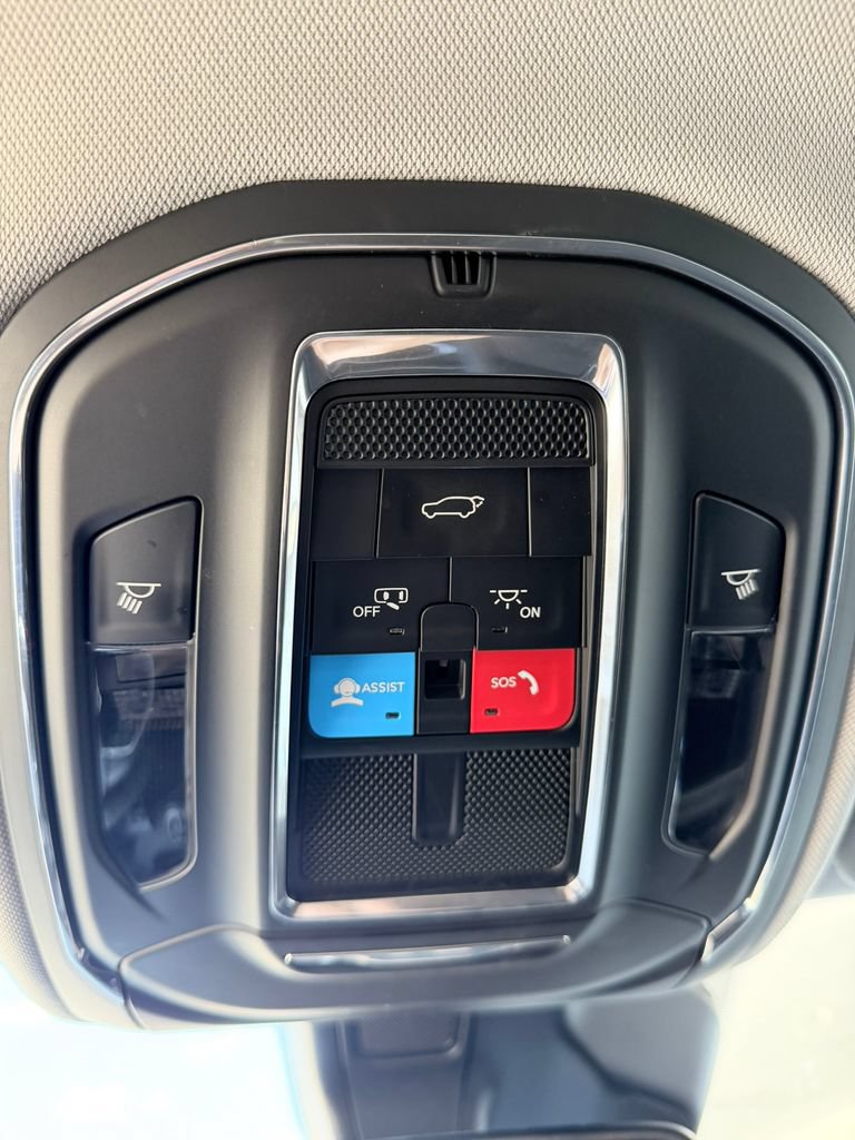 Used 2023 Jeep Grand Cherokee Laredo w/ Luxury Tech Group I AWD/4WD image 17