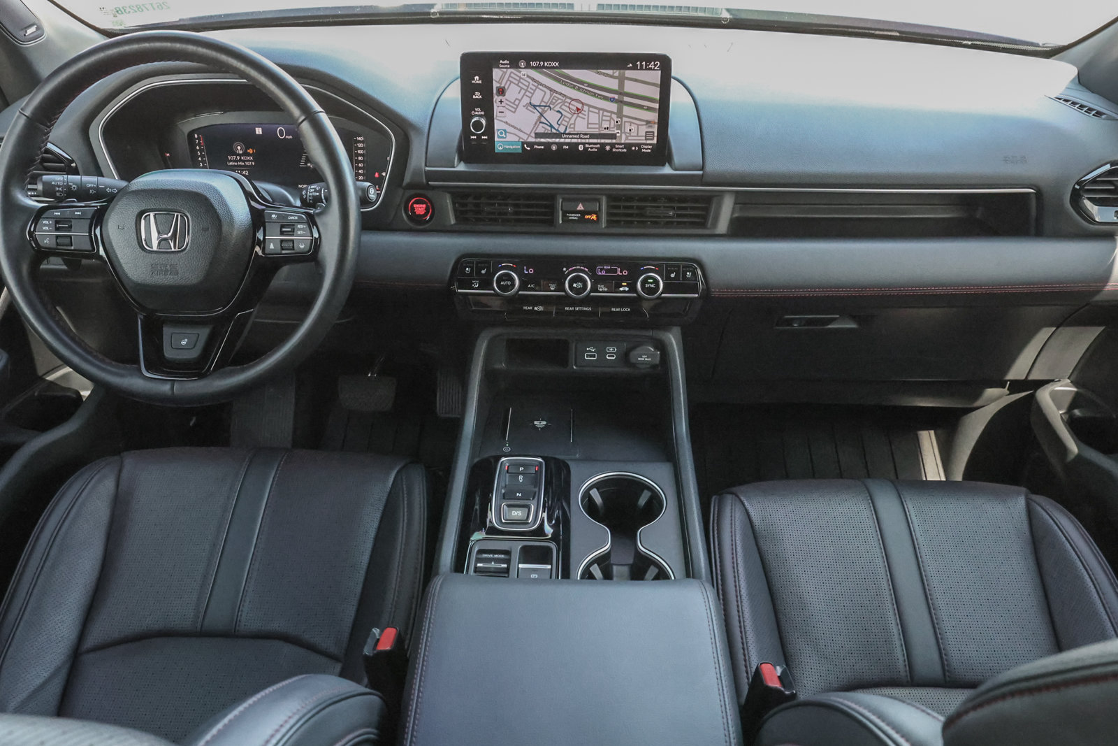 Used 2025 Honda Pilot Black Edition image 2