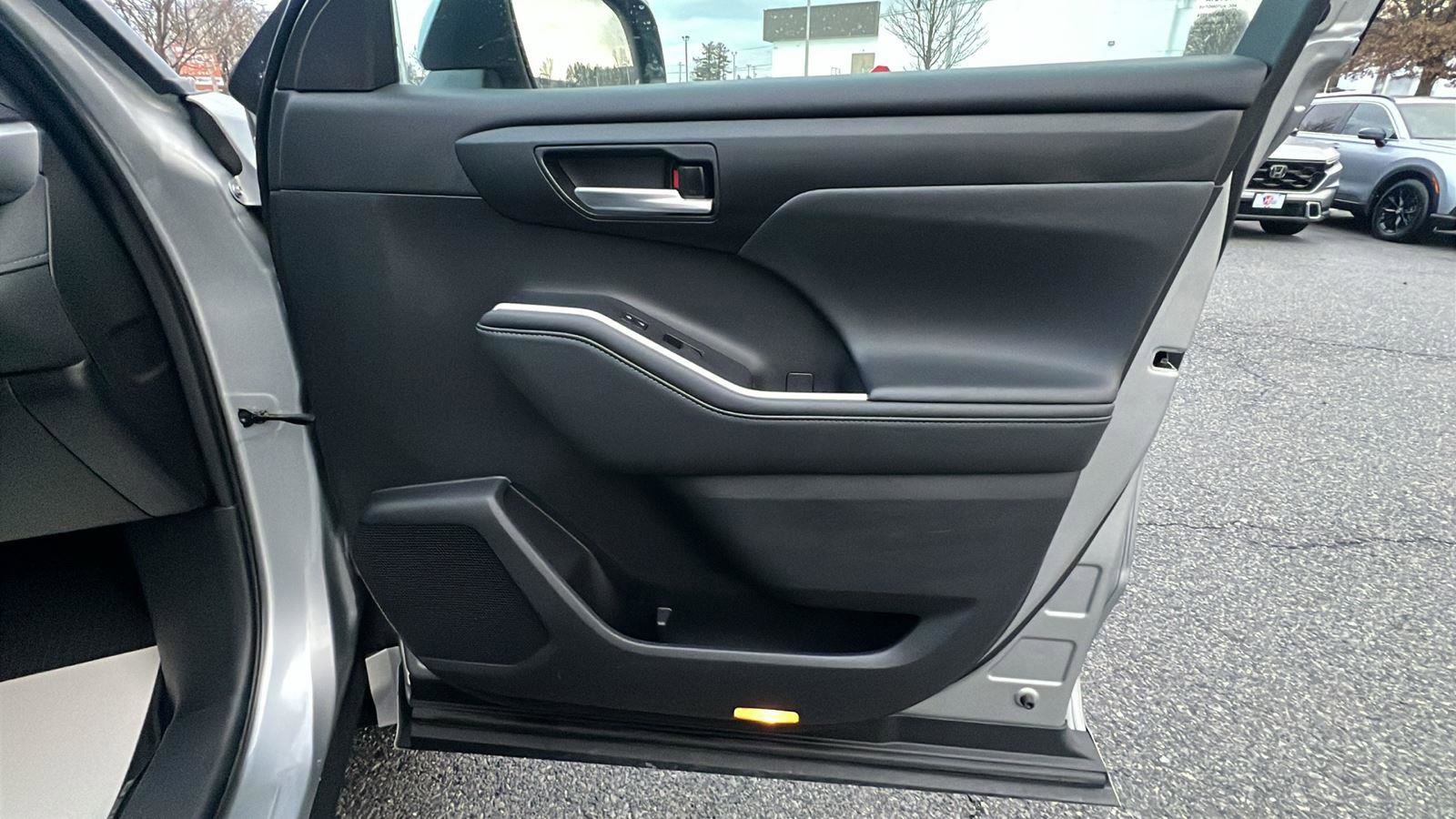 Used 2021 Toyota Highlander XLE image 12