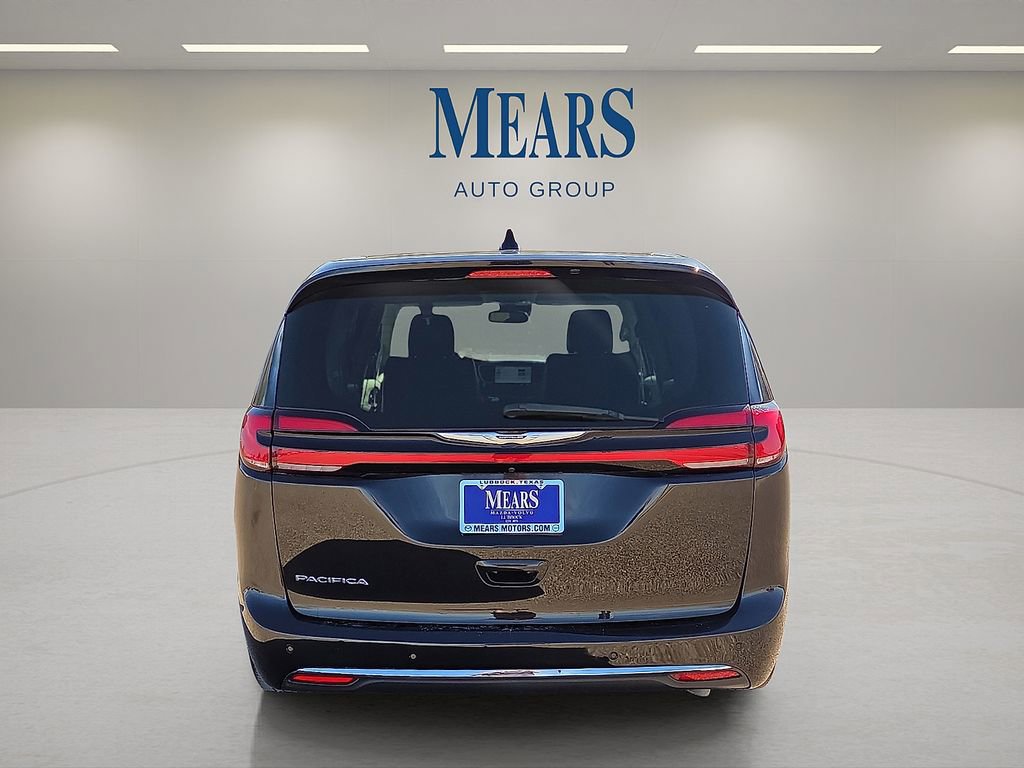 Used 2023 Chrysler Pacifica Touring-L image 4
