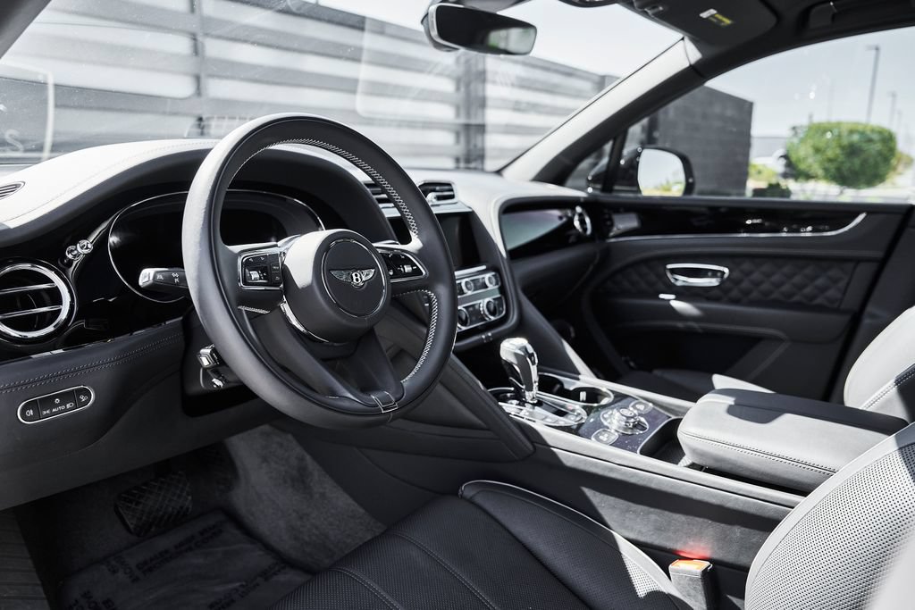 Used 2025 Bentley Bentayga AWD/4WD image 2