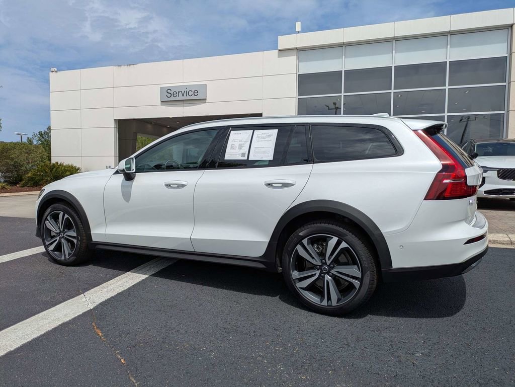 Used 2026 Volvo V60 B5 Cross Country Plus w/ Protection Package Premier AWD/4WD image 4