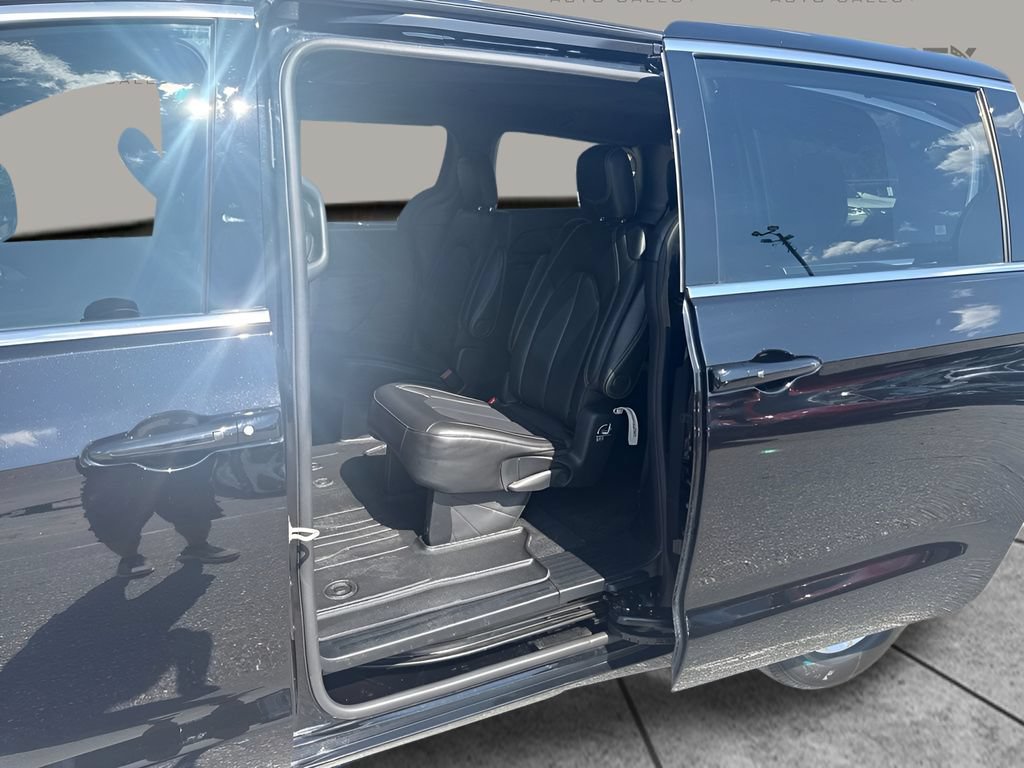 Used 2025 Chrysler Voyager LX FWD image 23