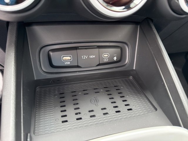 Used 2025 Hyundai Venue Limited image 35