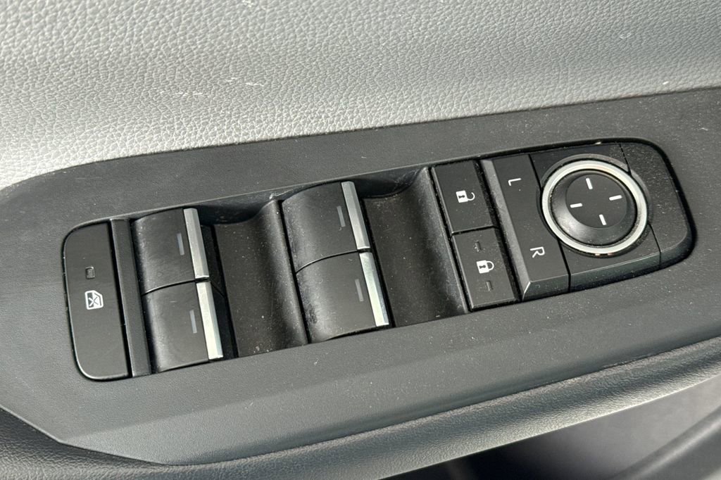 Used 2025 Toyota Prius XLE FWD image 18